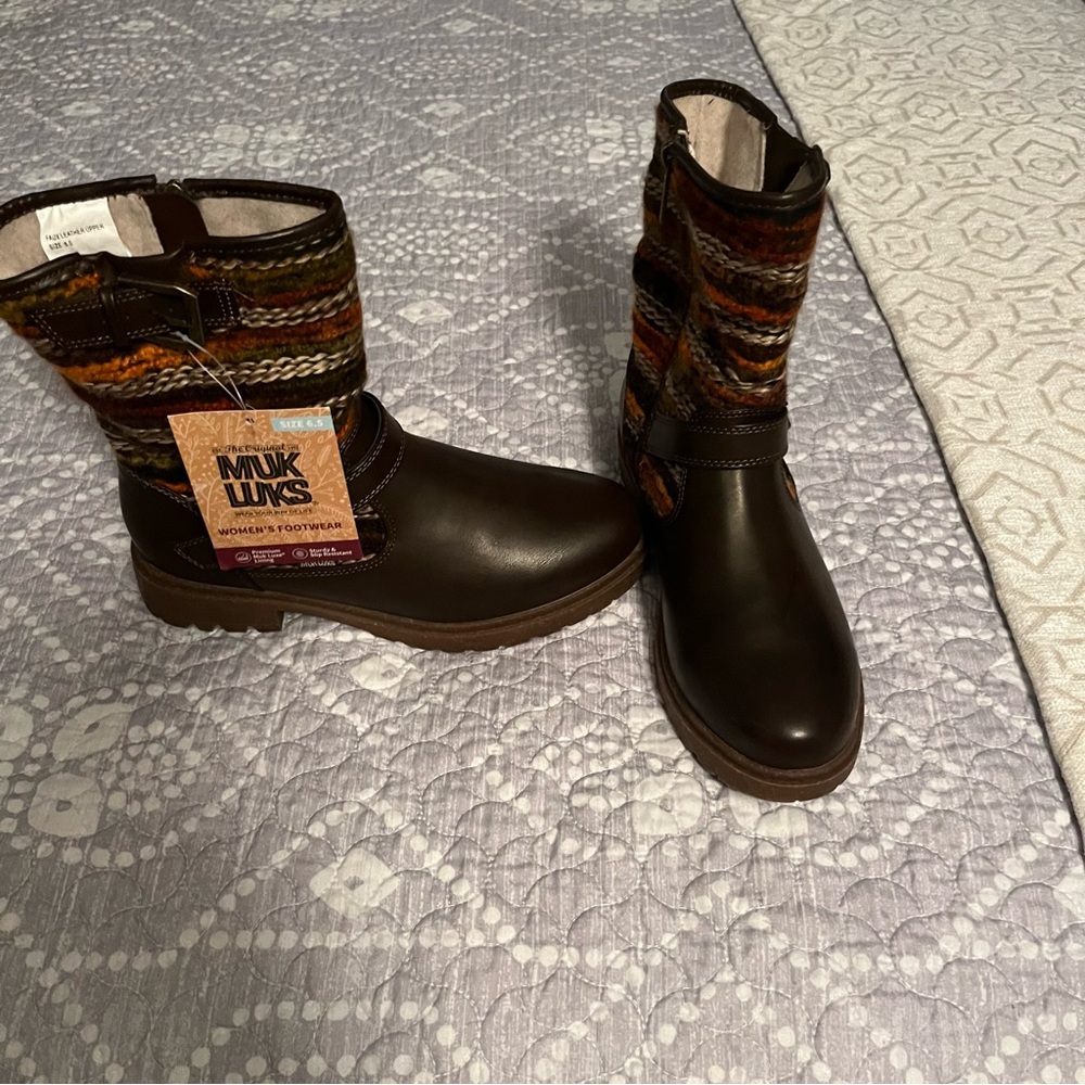 Muk Luks Women’s Brown Boots with Colorful Knit Pattern size 6.5, NWT.